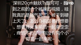 《居家摄像头破解》偷拍女生宿舍一个美女刚洗完澡光溜溜的出来换衣服